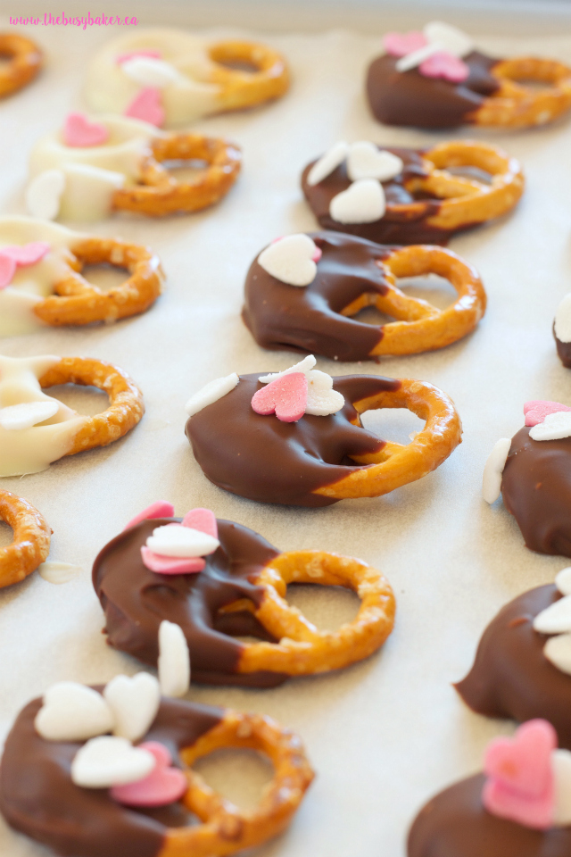 These Easy DIY Valentine's Day Pretzel Treats are perfect for making with kids! www.thebusybaker.ca