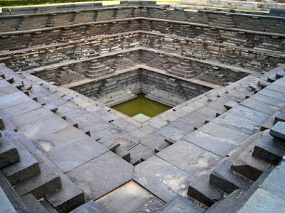 Hampi-stepwell.jpg