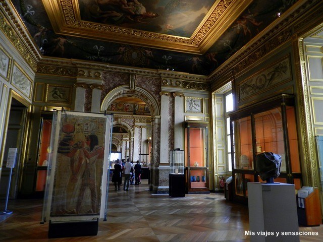 Sala antigüedades egipcias del Museo del Louvre, París