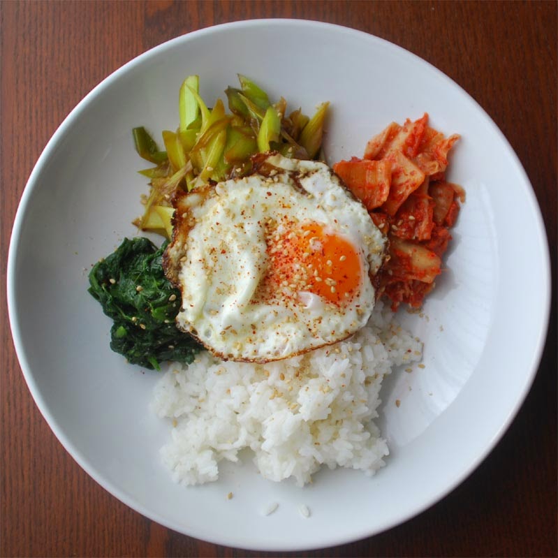 Kimchi, Spinat, Breitlauch, Reis, Spiegelei, Sesam, Gochugaru