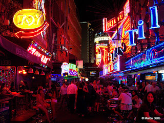 SOI COWBOY, UNA DE LAS ZONAS MÁS GOLFAS DE BANGKOK, TAILANDIA