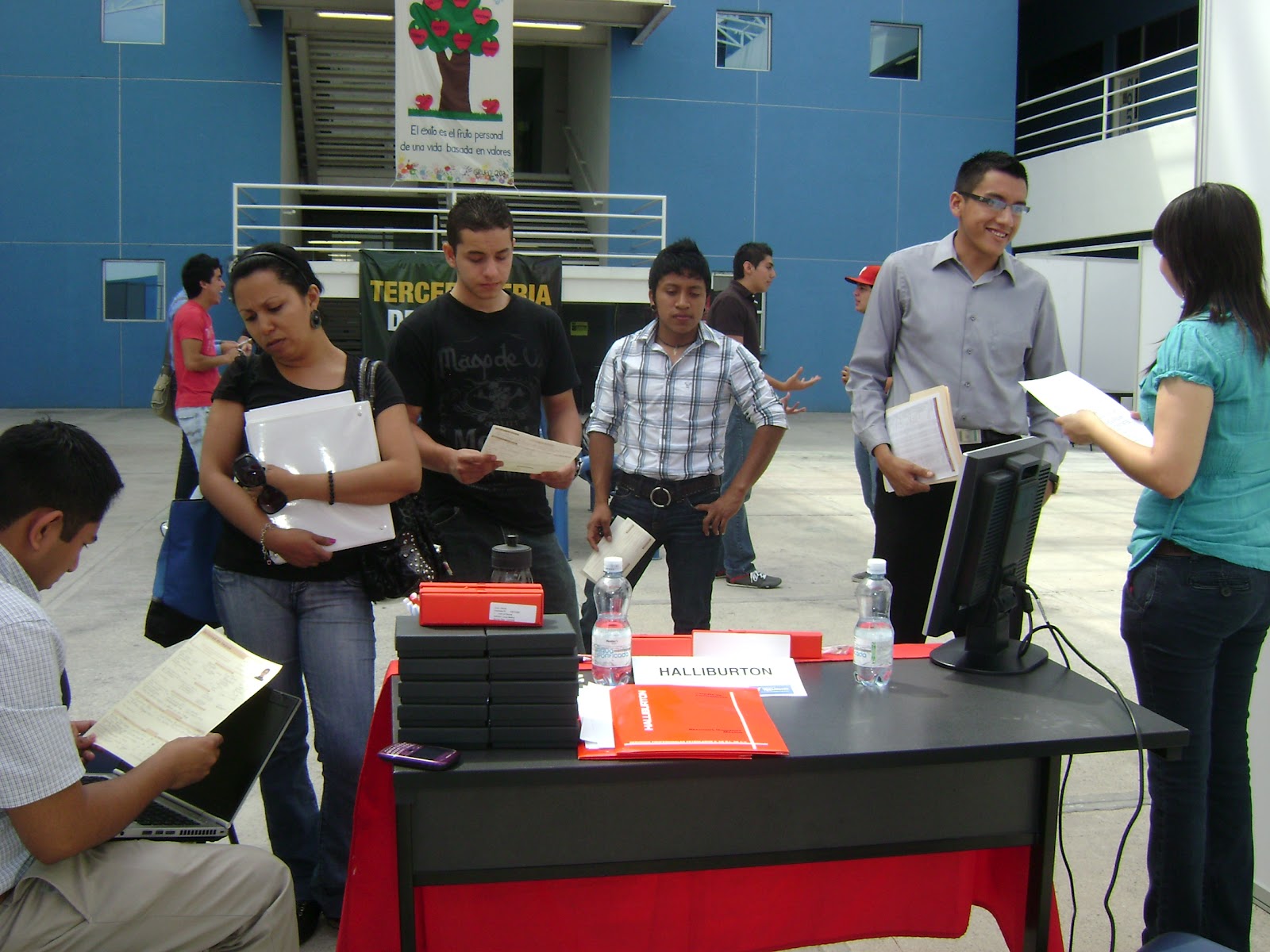 Alumnos de profesional entregaron su currÃ­culum en varias empresas