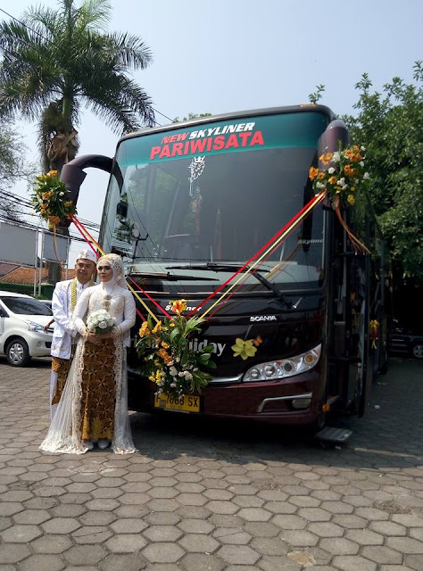 Pengantin akad nikah dalam mobil bus