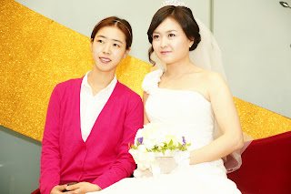 Korean bride before the wedding ceremony having photos - family