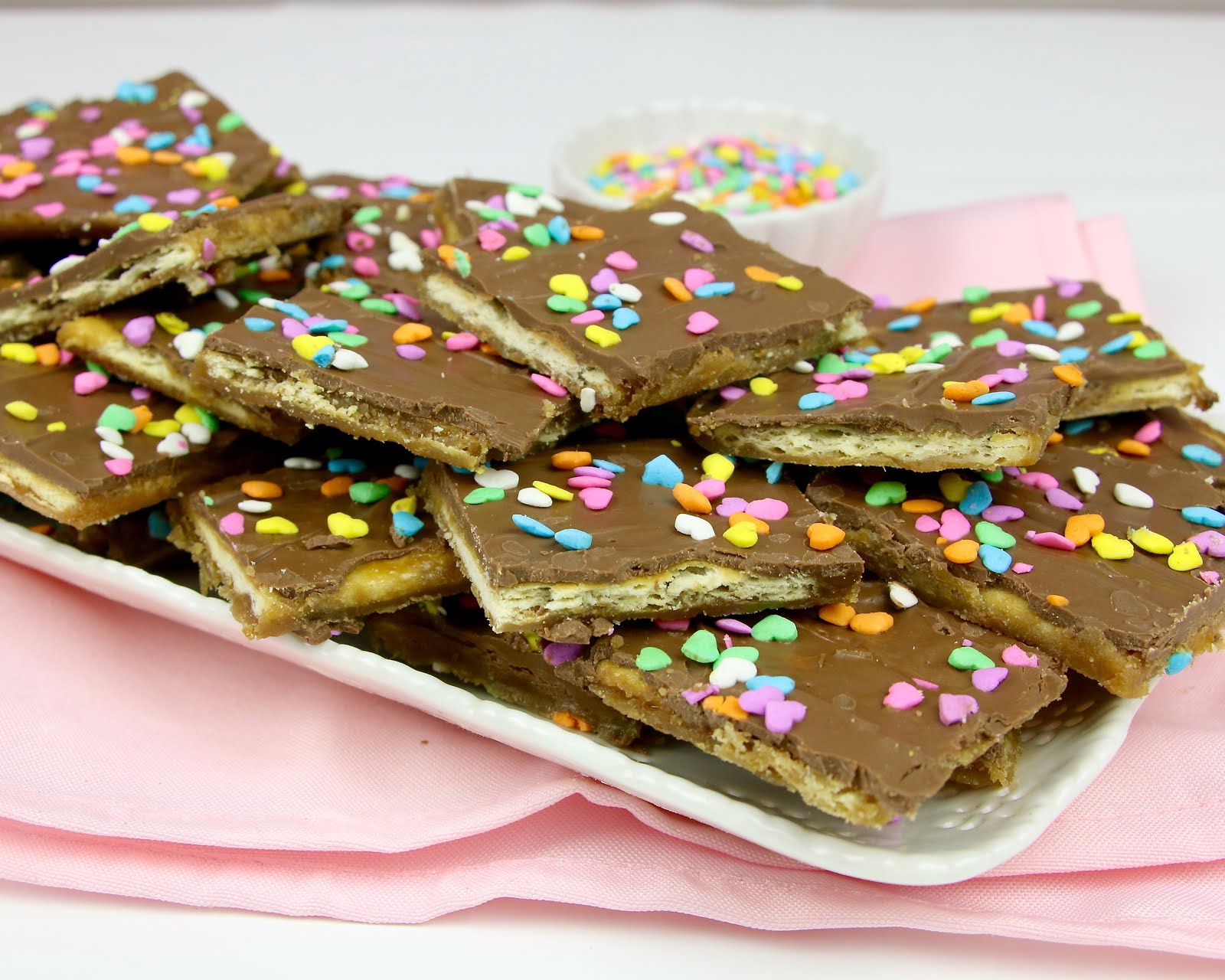 {VIDEO} EASY Chocolate Covered Saltine Toffee The Lindsay Ann