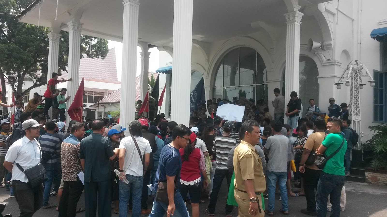 Aksi unjukrasa pedagang Pasar Horas di kantor Walikota Pematangsiantar. Aksi unjukrasa pedagang Pasar Horas di kantor Walikota Pematangsiantar.