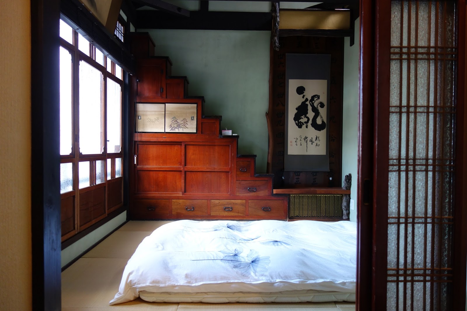 японский стиль сёин-дзукури. настоящий японский домашний. сёдзи ариидзуми. отель в киото в стиле японии. настоящий японский домашний.