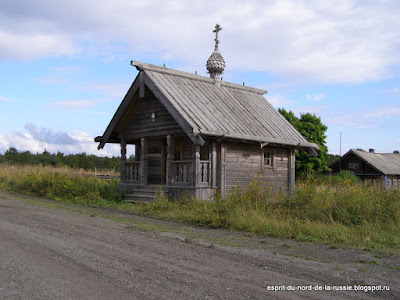la chapelle dans le village Tipinitsy Carelie, Zaonezhie, chapelle en bois, eglise en bois,