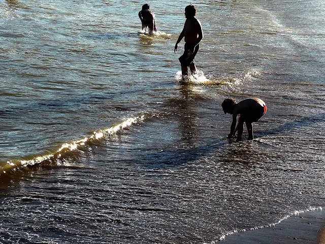 chicos en aguas de la playa