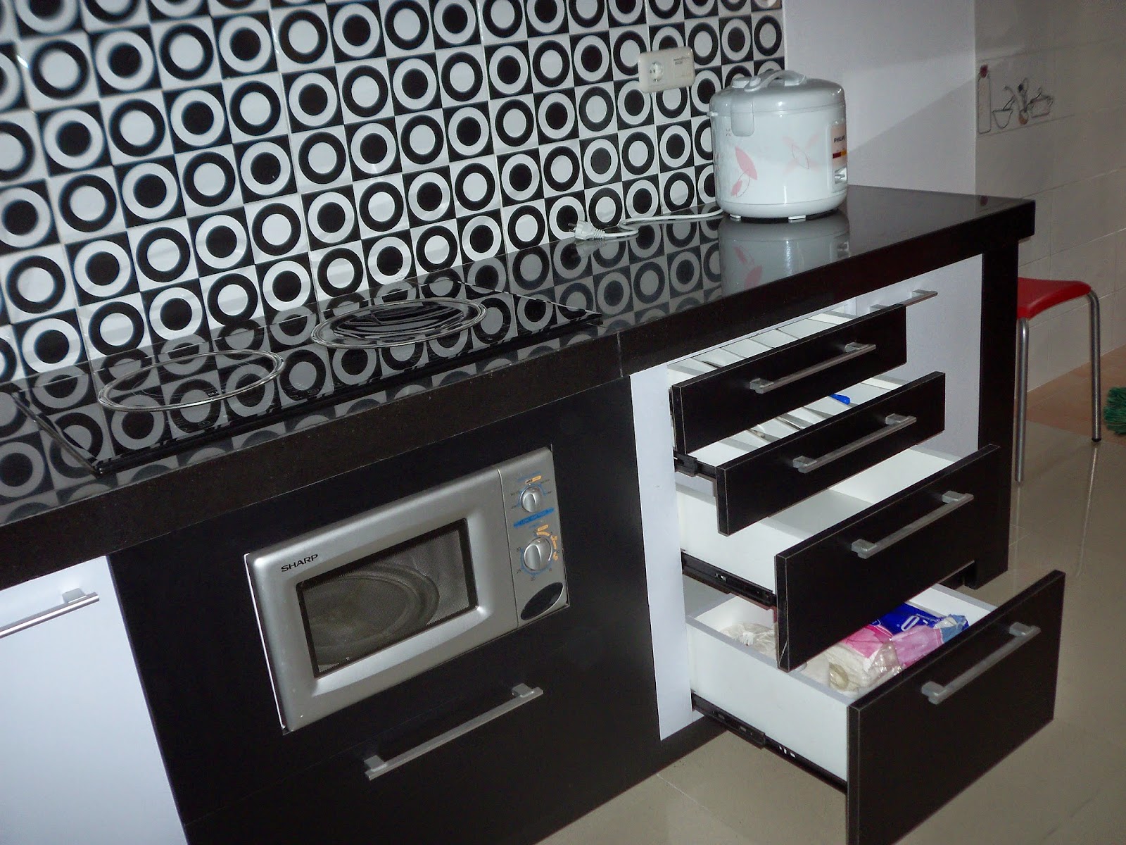 Kitchen Set Hitam Putih Memudahkan Akivitas di Dapur Kesayangan