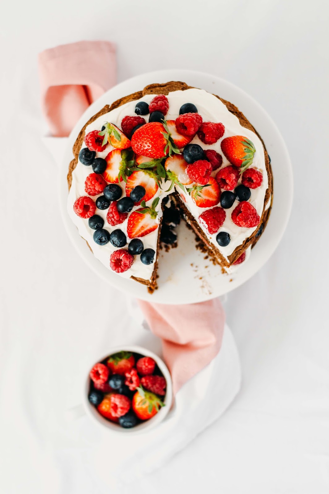 Chocolate and Cardamom Cake w/ Berries | https://oandrajos.blogspot.com