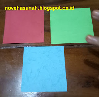 bahan utama: kertas karton sampul warna-warni (construction paper) yang telah dipotong dan dirapikan dengan ukuran 10 cm x 8 cm (ukuran dan warna boleh berbeda dari contoh ini) bahan utama: kertas karton sampul warna-warni (construction paper) yang telah dipotong dan dirapikan dengan ukuran 10 cm x 8 cm (ukuran dan warna boleh berbeda dari contoh ini)