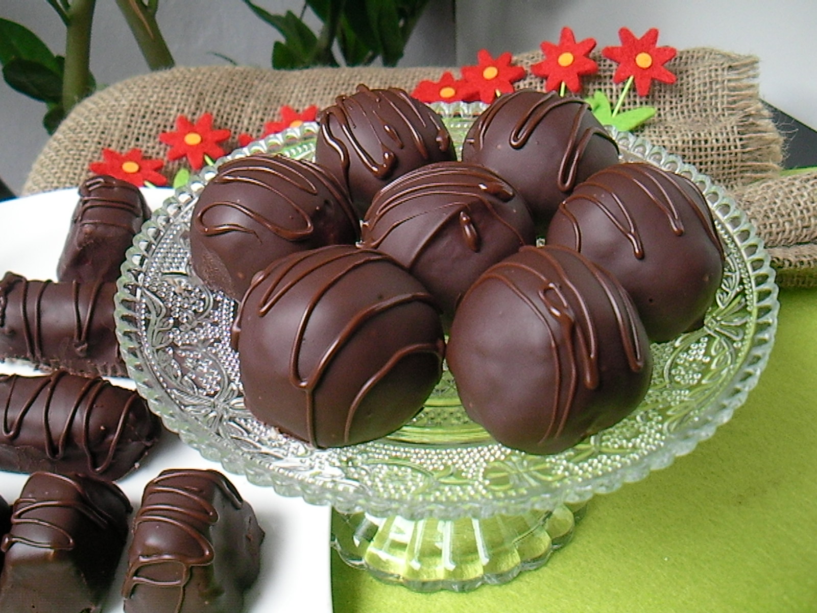Простые конфеты своими руками. Шоколадные конфеты. Домашние шоколадные конфеты. Домашние конфеты из шоколада. Домашний шоколад и конфеты.