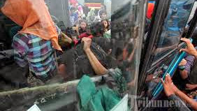 Cara menghormati orangtua di kendaraan umum 