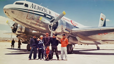Erinnerungen: Eine alte DC 3 auf dem Salar de Uyuni. Sie flog La Paz Uyuni