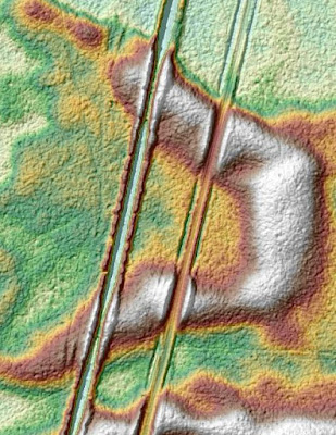 Wizualizacja rowu na danych z lotniczego skaningu laserowego. W przybliżeniu dobrze widać wyrównany poziom rowu lokalnie nieco zakłócony najprawdopodobniej przez osypywanie piasku (źródło: Kampinoskie Bagna)