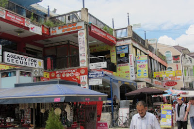 Macedonië, winkelstraat in Struga