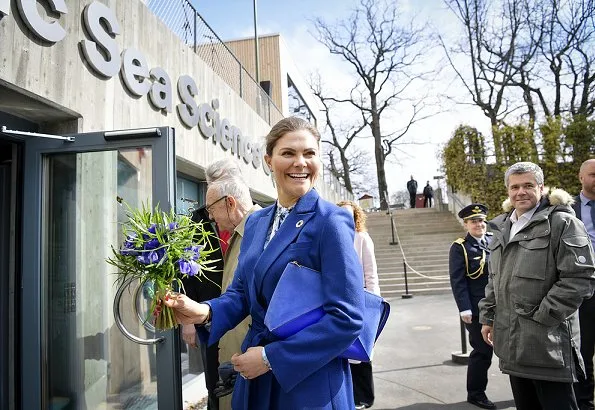 Crown Princess Victoria wore Rodebjer suit Zoe blazer and darcel trousers, and she is wearing Kreuger Jewellery summer feather earrings