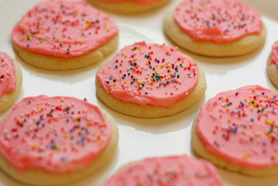 Bakery Style Sugar Cookies (a no chill sugar cookie dough!)