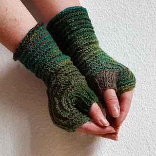 Hexagon Mitts in Two Colors - Free Knitting Pattern by Knitting and so on