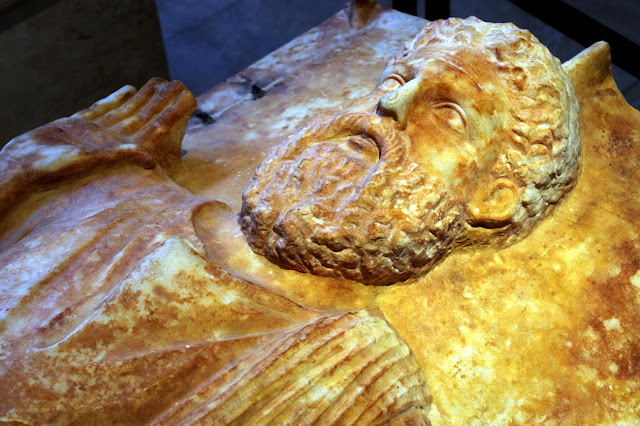 Горельеф с саркофага карфагенского священнослужителя.  Этот прекрасный образец древней скульптуры в настоящее время находится в Лувре