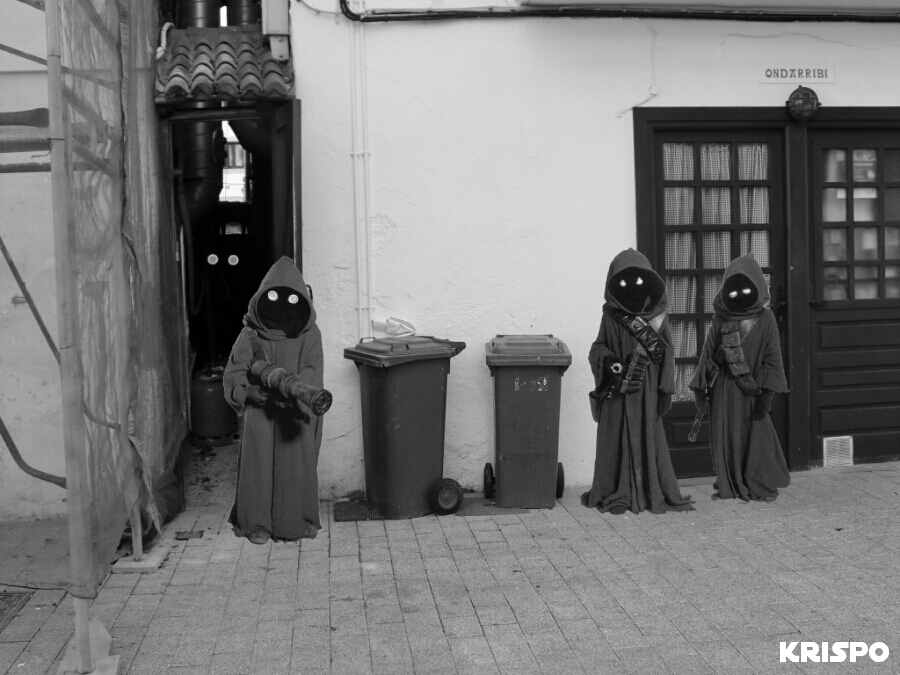foto en blanco y negro de tres jawas en una calle de hondarribia