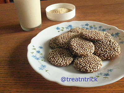 Chocolate Sesame Cookies Recipe @ treatntrick.blogspot.com