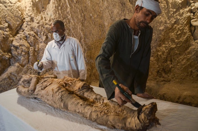 ARQUEÓLOGOS EGÍPCIOS DESCOBREM MÚMIA EM LUXOR