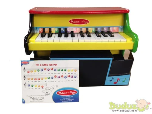 琴譜與琴鍵利用顏色及字母標示帶領小朋友學習正確的音階順序，在彈奏中也能學習辨別顏色及認識英文字母，進而彈出正確的音階