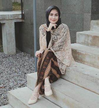 Model Gamis Brokat Pesta Yang Santai Namun Elegan