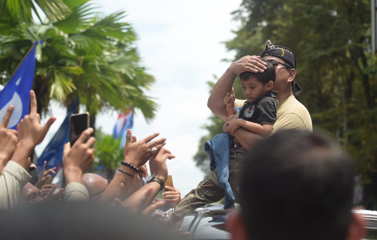 Peluk 2 Anak Kecil, Prabowo Tunjukkan Ketulusan