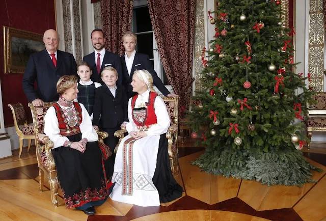 The Norwegian royal family's annual Christmas photoshoot was held this evening at the Royal Palace in Oslo