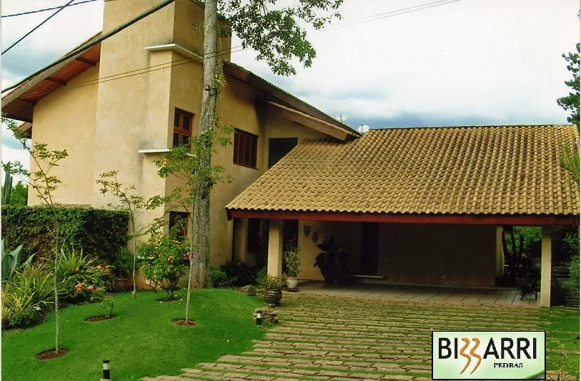 Construção do calçamento de pedra rústica na entrada da residência em condomínio em Atibaia-SP com a construção da residência com os detalhes em pedra.