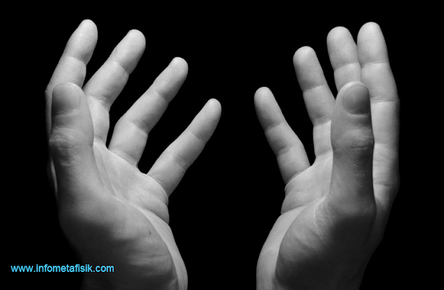  Mengapa Kita Mengangkat Tangan Ketika Berdoa?