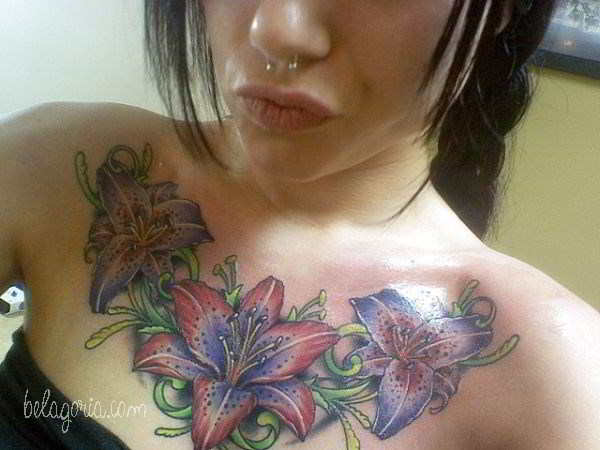 Una chica con tatuaje en el pecho con orquídeas
