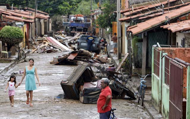 Enxurrada mata 3, deixa dezenas de feridos e destrói 40 casas no Piauí