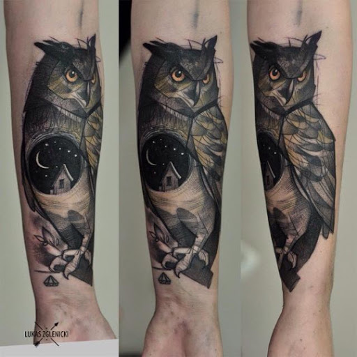 Lindo sketch-syle coruja tatuagem com o céu estrelado