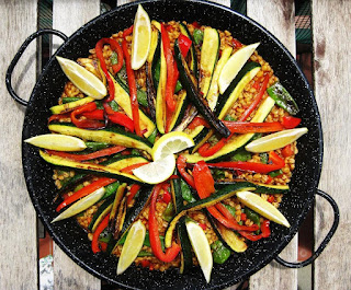 Paella de cebada con verduras asadas