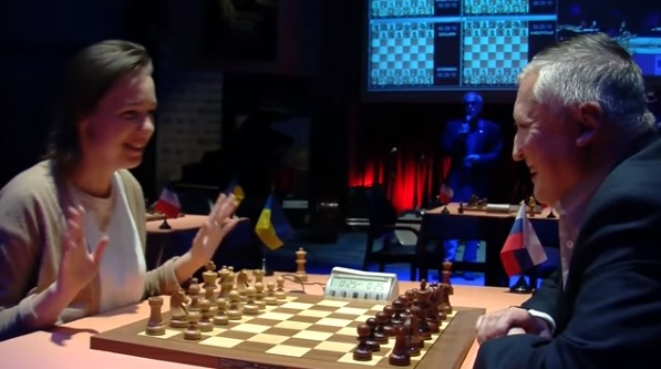 Ronde 11 du Trophée d'échecs Karpov 2015: discussion amicale entre le Russe Anatoly Karpov et la championne du monde en titre Mariya Muzychuk - Photo © Capechecs 