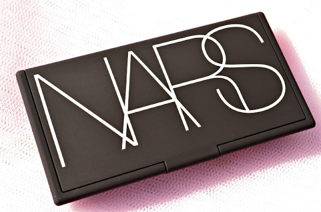 Image of the rubberised compact of the foundation palette