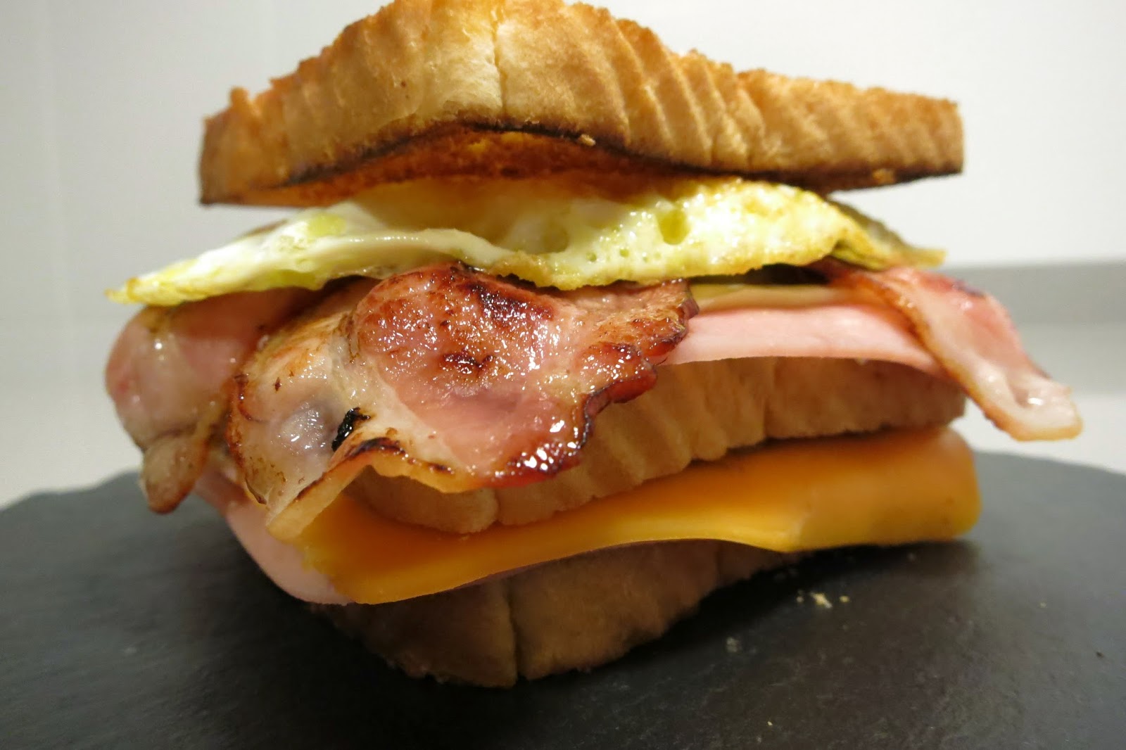 ¡Ay qué rico todo! Sandwich de huevo y bacon con cebolla caramelizada