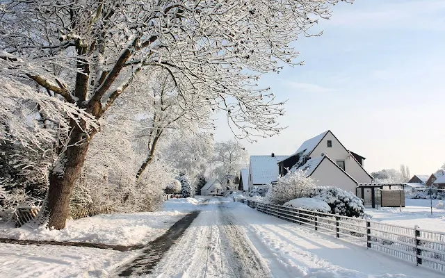 Met sneeuw bedekte weg