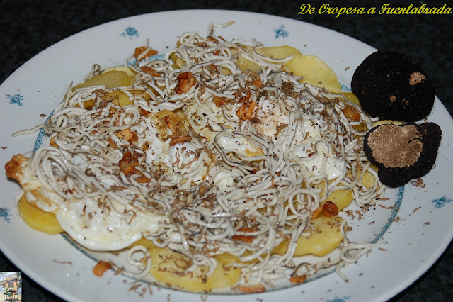 HUEVOS ESTRELLADOS CON GULAS Y TRUFA DE VERANO