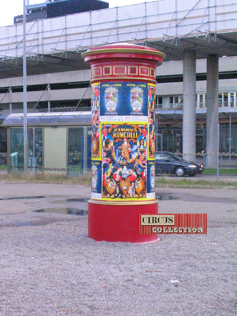 colonne Mauris d'affichage devant le Circus Roncalli 