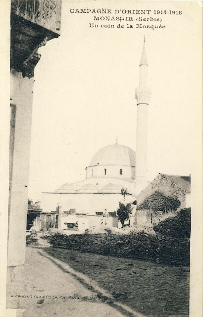 Yeni mosque with the surrounding buildings on the right side and part of the buildings in Pekmez Market, Postcard from 1918