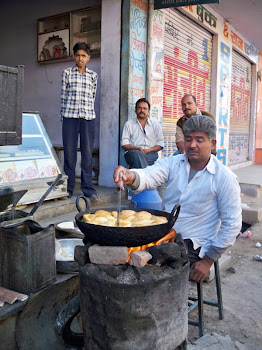 INDIA 2011: Samosa Vendor