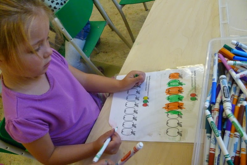 À la maternelle de Chantal: Une pomme dans un trou de souris.