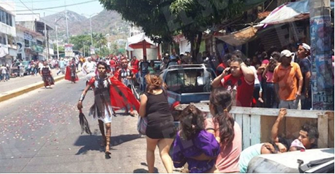 VIDEO: Narcos y policías se agarran a balazos en pleno viacrucis de Acapulco hay dos muertos 