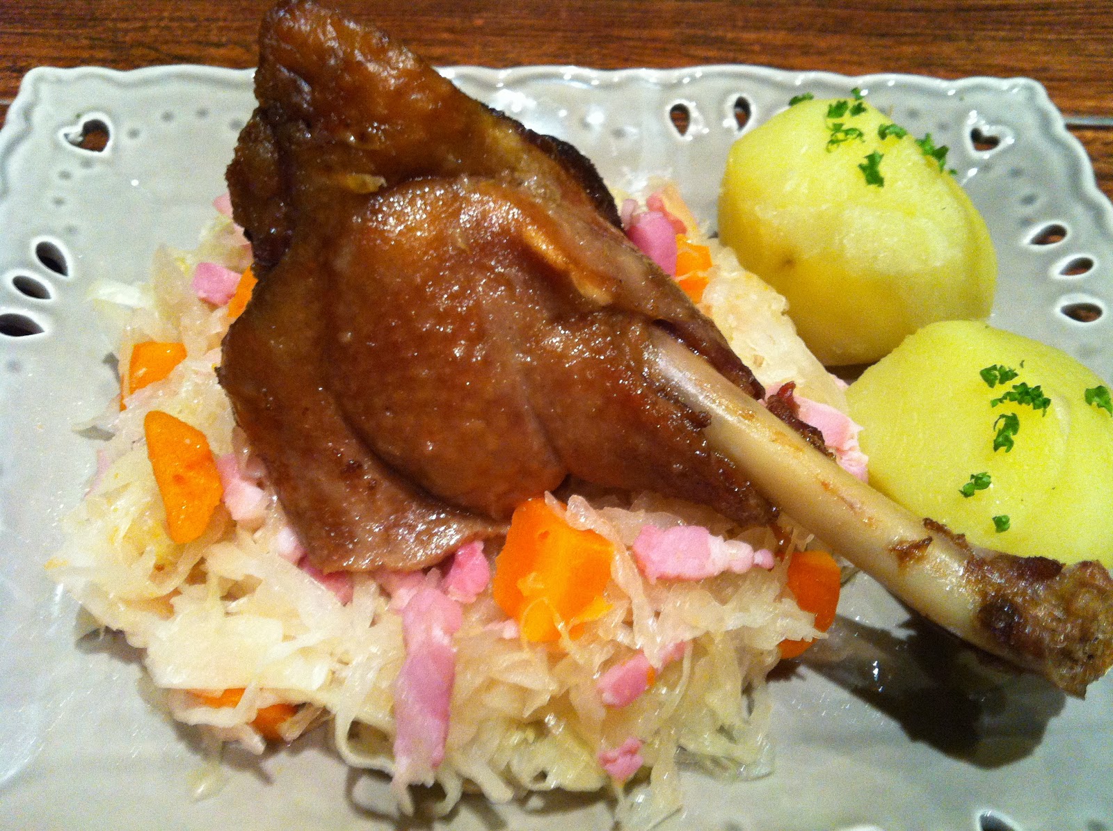 CONFIT DE MANCHONS DE CANARD SUR LIT DE CHOUCROUTE