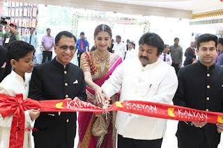 Actress Sonam Kapoor Launch Kalyan Jewellers Anna Nagar Showroom  0021